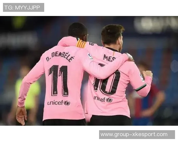 罗贝托与阿尔巴合影留念感慨共度岁月祝福未来一切顺利 罗贝托与阿尔巴合影留念感慨共度岁月祝福未来一切顺利